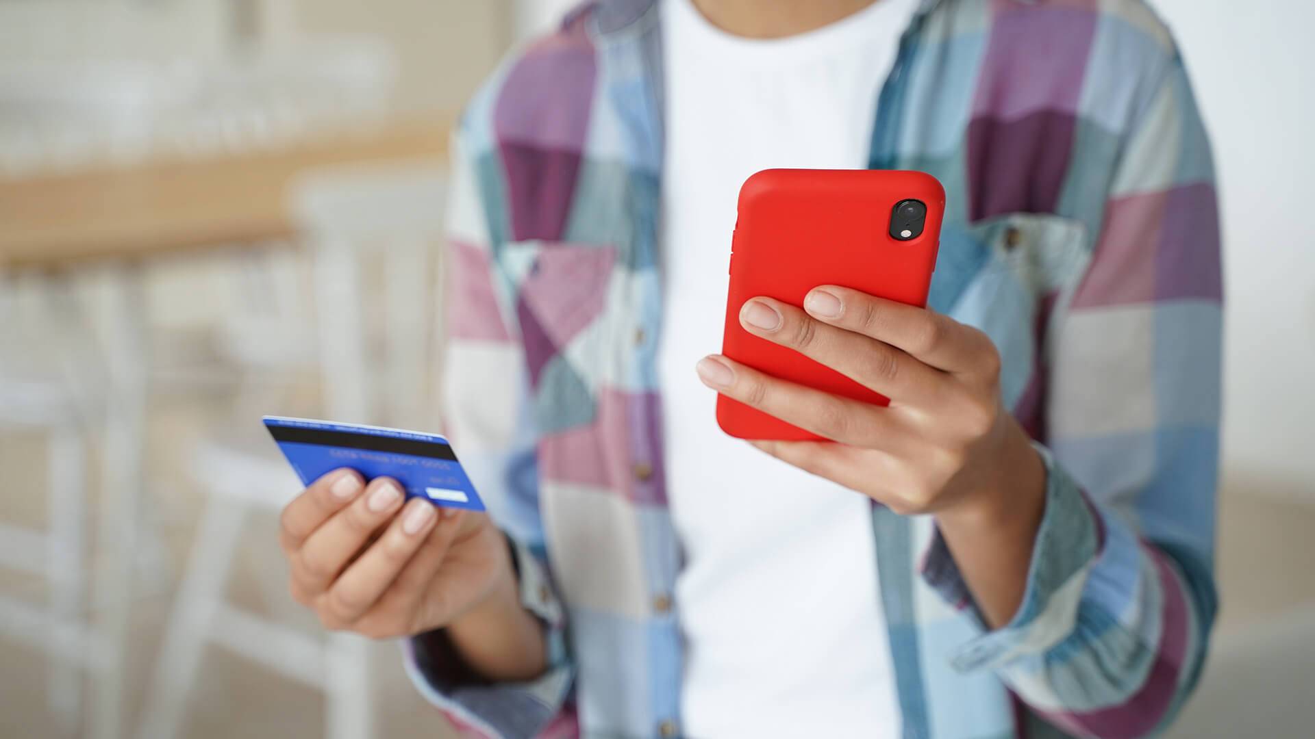 Person h&auml;lt Handy und Karte.