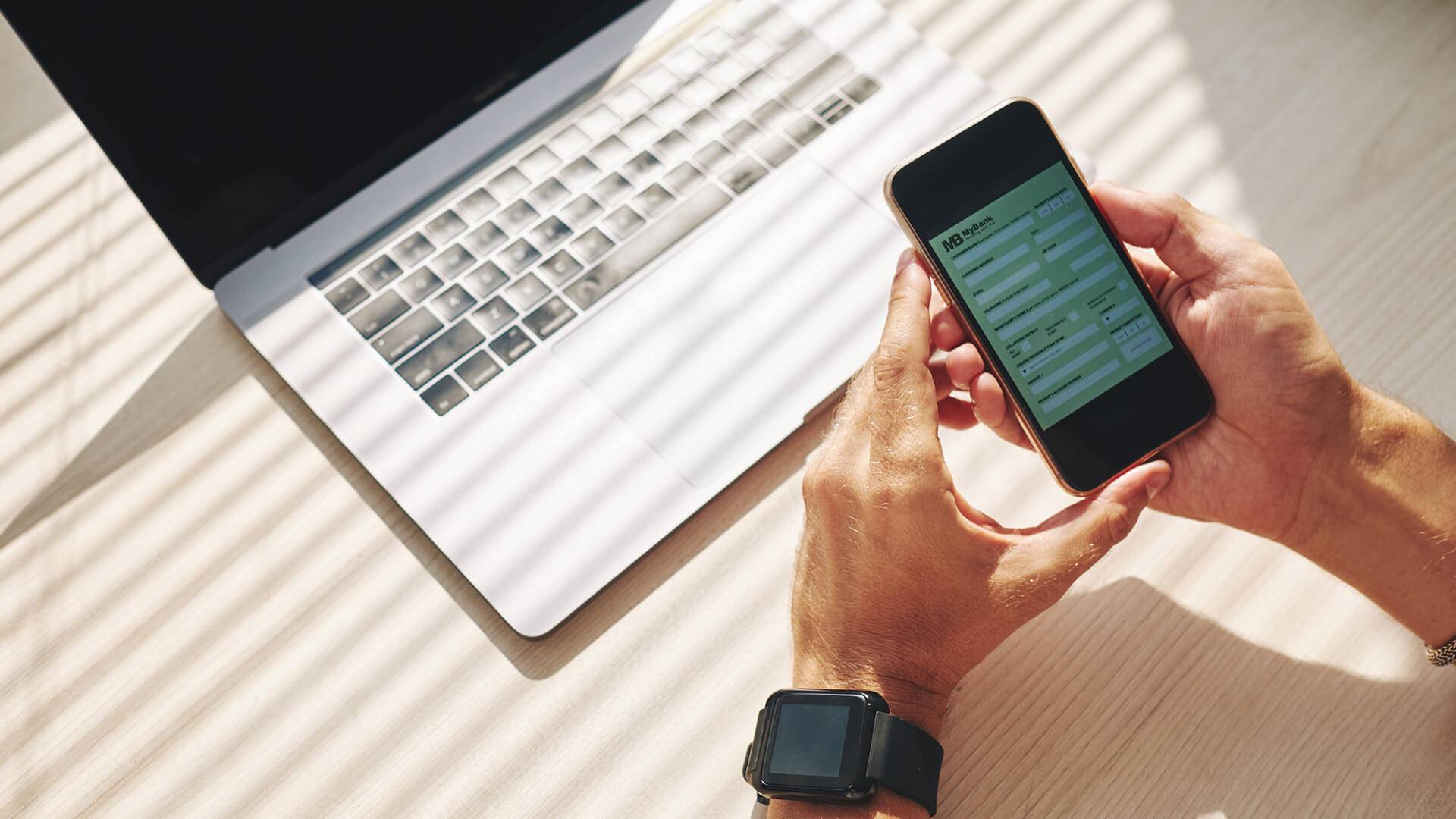 Person h&auml;lt ein Smartphone.