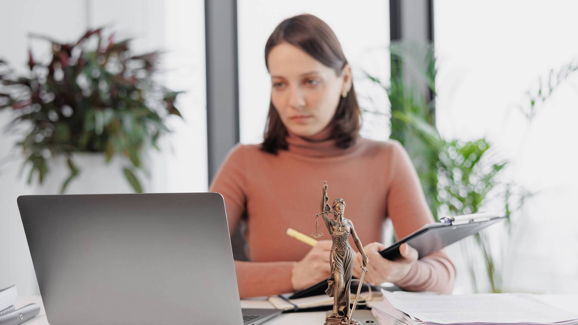 Frau mit Buch und Statue.