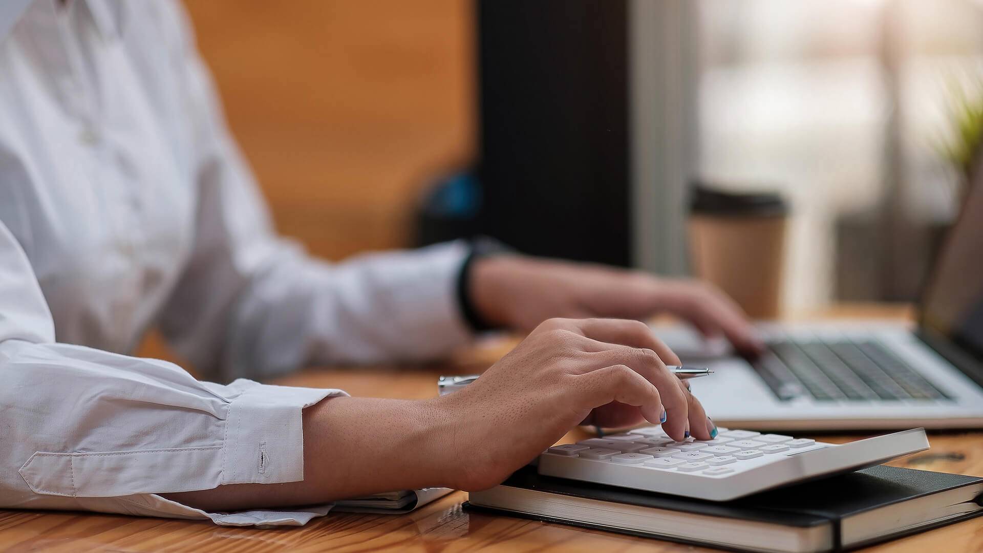 Person arbeitet am Laptop.