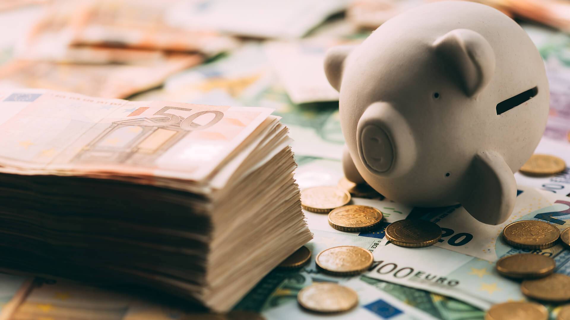 Sparschwein mit Geld und M&uuml;nzen.